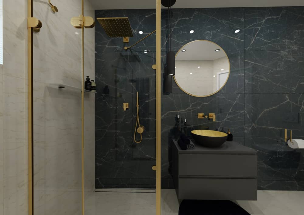 Návrh koupelny s mramorovými obklady a zlatými doplňky