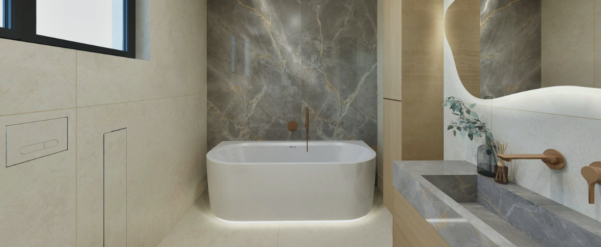 Moderní koupelna v rodinném domě: travertin jako základ, mramorová kresba jako akcent