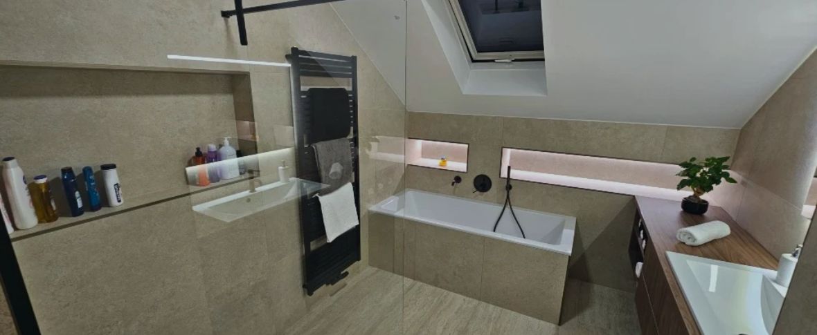 Rekonstrukce podkrovní koupelny: proměna prostoru, který dosloužil