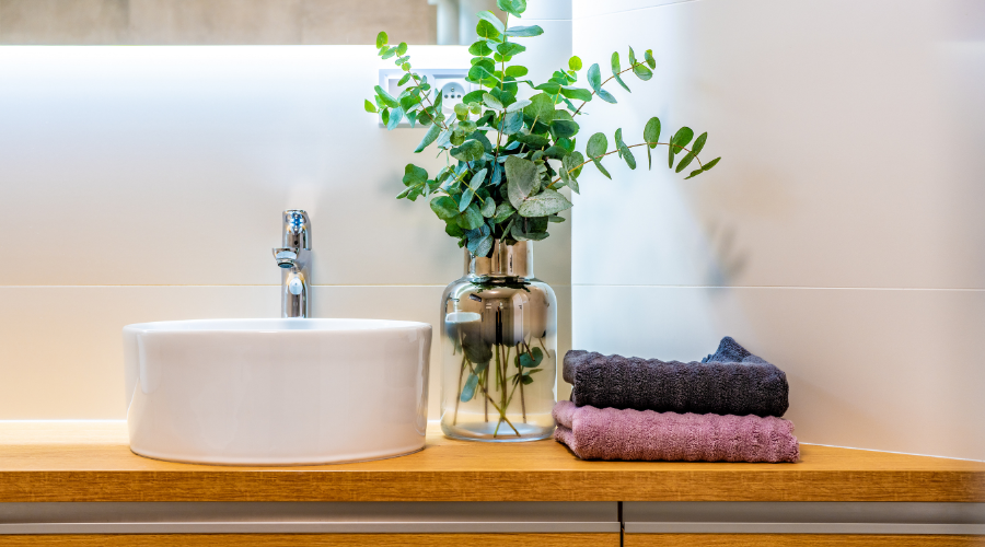 Malý prostor, velké možnosti: Tipy a triky pro luxusní koupelnu na pár m²