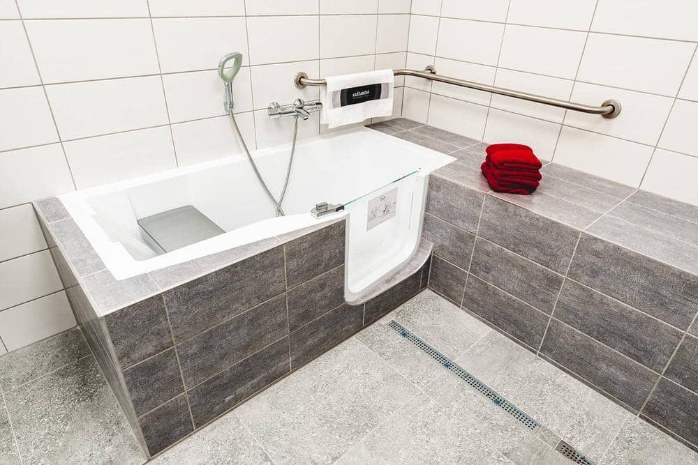 Jak zvýšit bezpečnost v koupelně? S protiskluzovou dlažbou i vhodnou sanitou 3