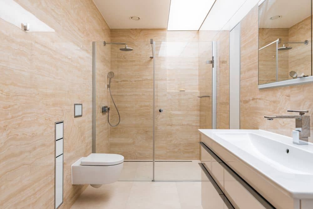 Jak zvýšit bezpečnost v koupelně? S protiskluzovou dlažbou i vhodnou sanitou 4
