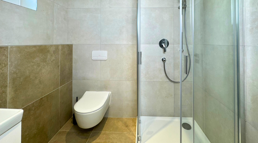 Realizovaná koupelna v projektu Pasohlávky – Římský vrch s obklady Atlas Concorde a sanitou Villeroy & Boch.