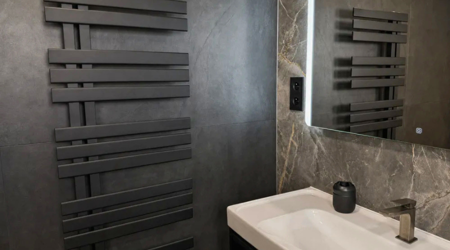 Moderní koupelna s obklady Atlas Concorde, volně stojící vanou Villeroy & Boch a zrcadlem Nimco v realizaci na Moravě. 