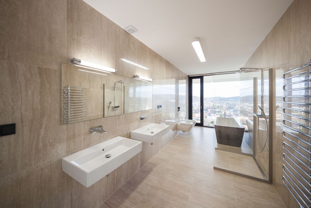 Moderní koupelna s výhledem na město a vanou pro dva