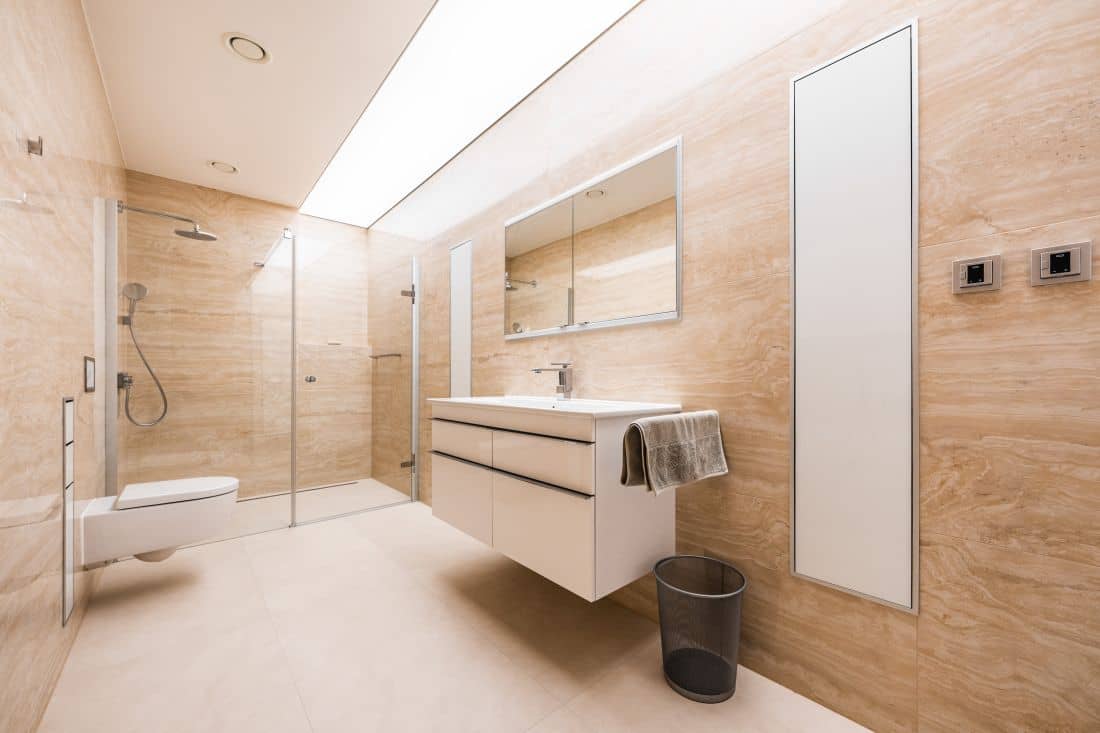 Návrh moderní koupelny v přírodním vzhledu – velké formáty, značková sanita i designové detaily