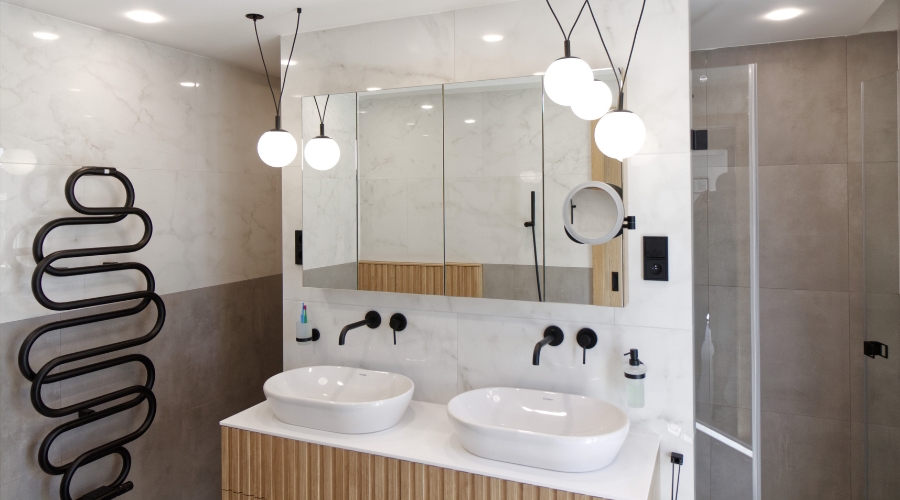 Realizace minimalistické koupelny – velkoformátové obklady a dlažba v dokonalých imitacích