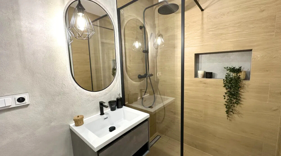 Realizace koupelny v Třebíči: kontrast šedé a dřeva pro investiční byt