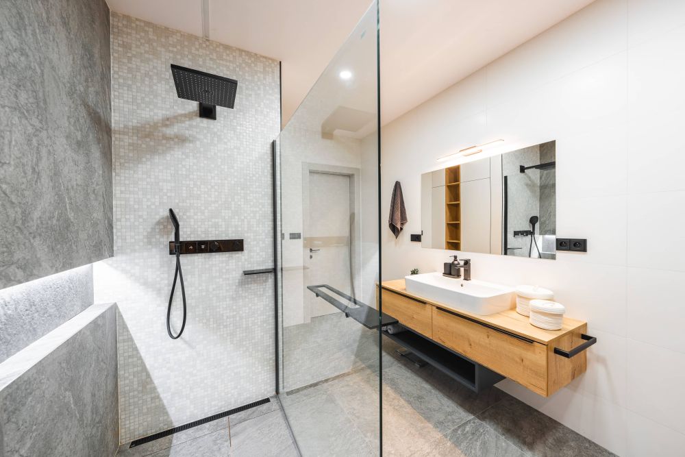Návrh elegantního interiéru – velké formáty, mozaika i luxusní sanita