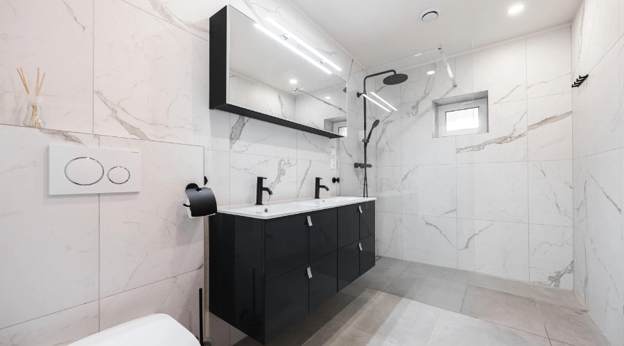 Návrh nadčasové koupelny – velkoformátové obklady v imitaci mramoru a černé detaily