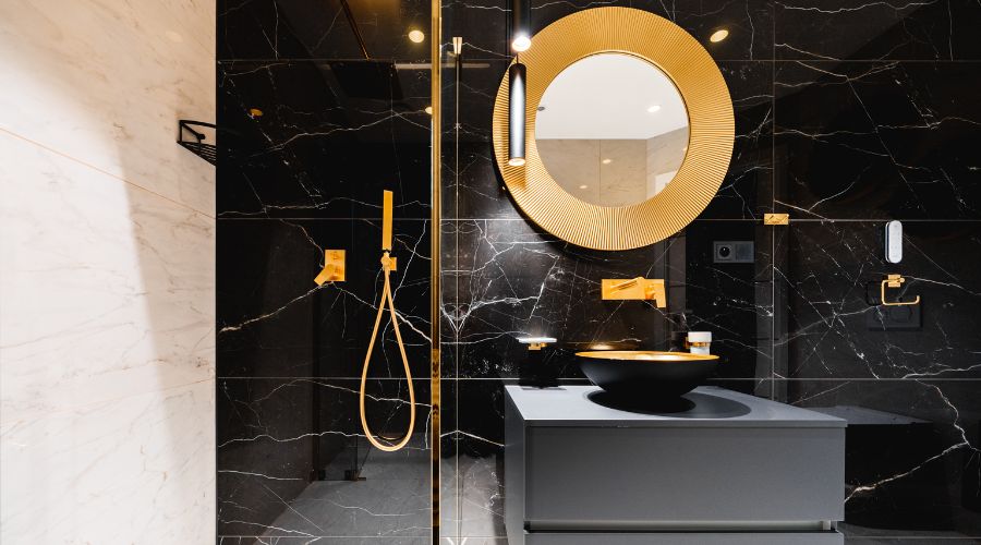 Luxusní koupelny – walk-in sprchy, volně stojící vana i mramorové obklady ve velkých formátech