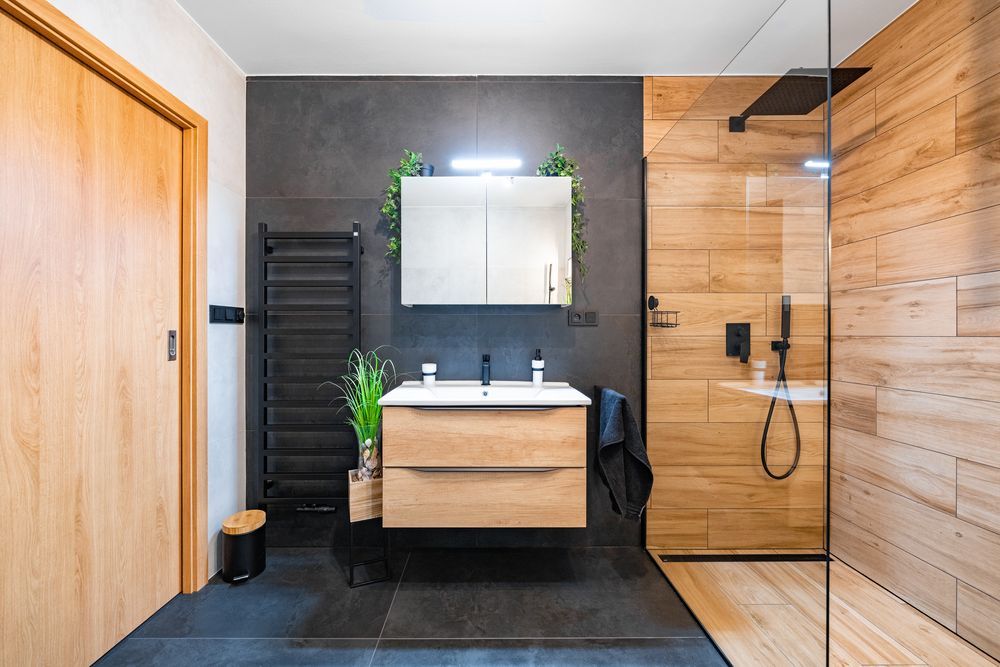 Rekonstrukce koupelny - souznění šedé, černé a dřeva 13