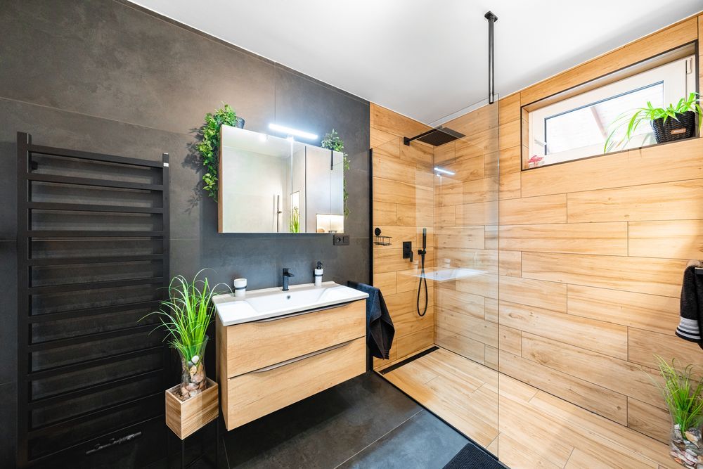 Rekonstrukce koupelny - souznění šedé, černé a dřeva 14