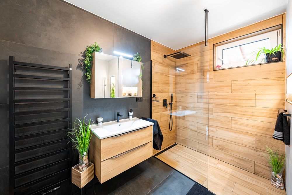 Rekonstrukce koupelny - souznění šedé, černé a dřeva 18