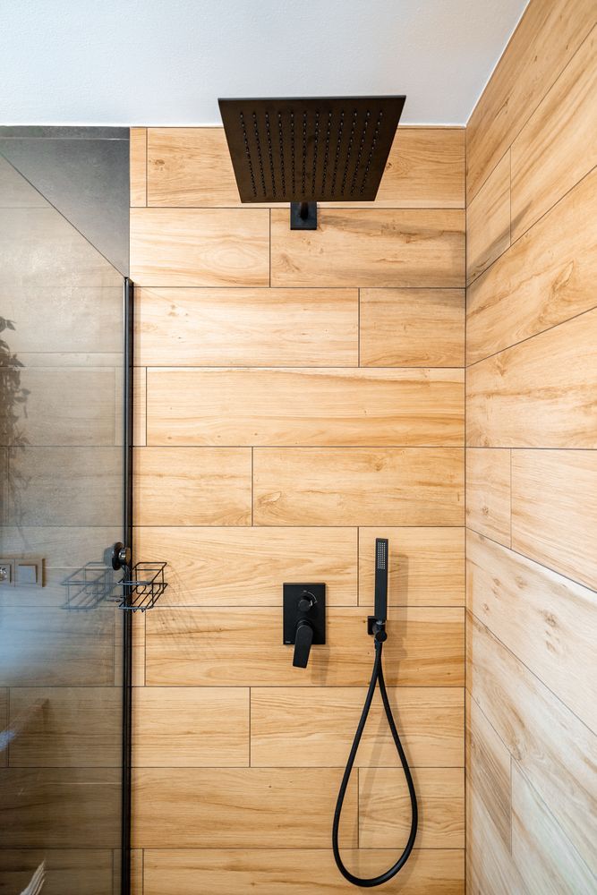 Rekonstrukce koupelny - souznění šedé, černé a dřeva 3