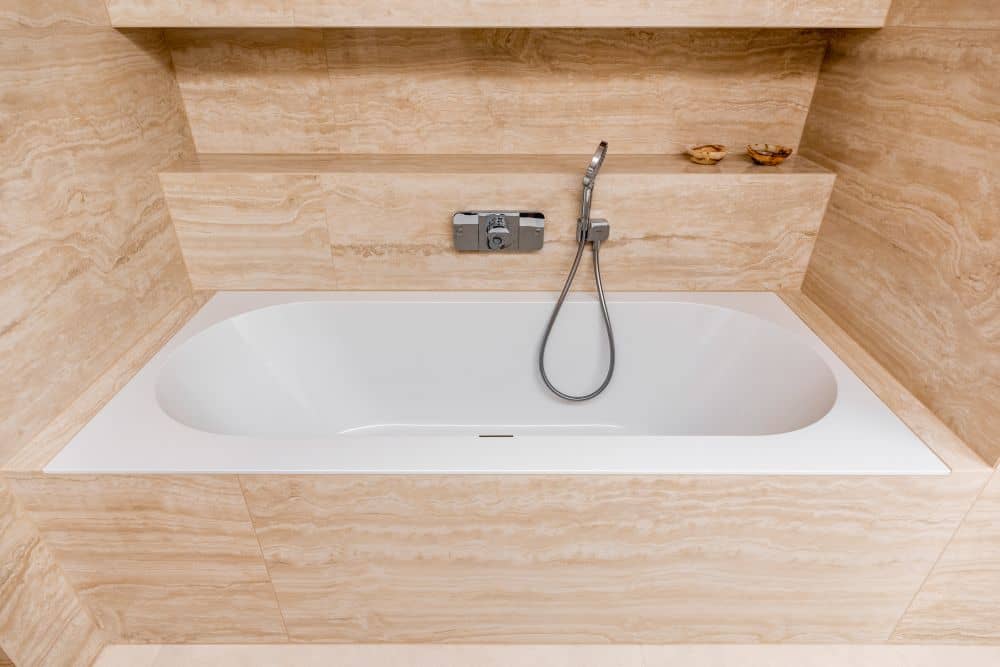 Návrh moderní koupelny v přírodním vzhledu – velké formáty, značková sanita i designové detaily 1