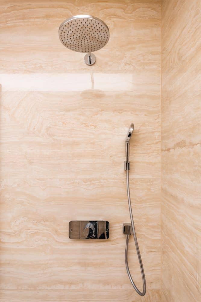 Návrh moderní koupelny v přírodním vzhledu – velké formáty, značková sanita i designové detaily 3