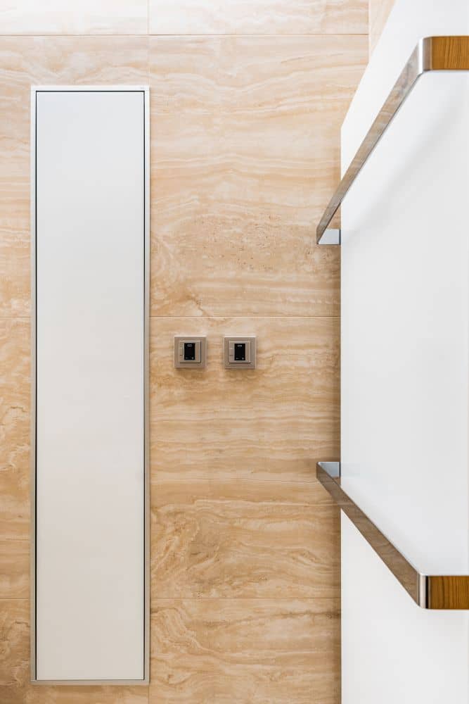 Návrh moderní koupelny v přírodním vzhledu – velké formáty, značková sanita i designové detaily 4