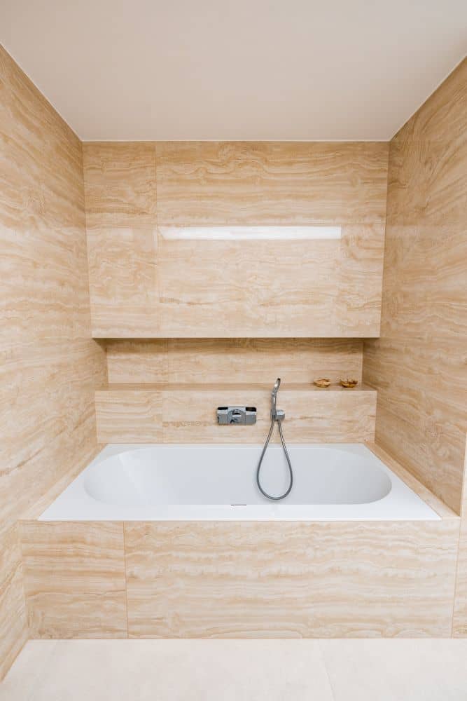 Návrh moderní koupelny v přírodním vzhledu – velké formáty, značková sanita i designové detaily 9