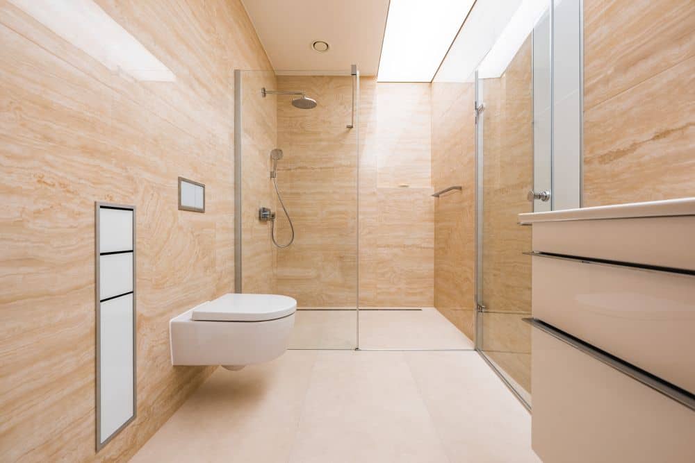 Návrh moderní koupelny v přírodním vzhledu – velké formáty, značková sanita i designové detaily 11