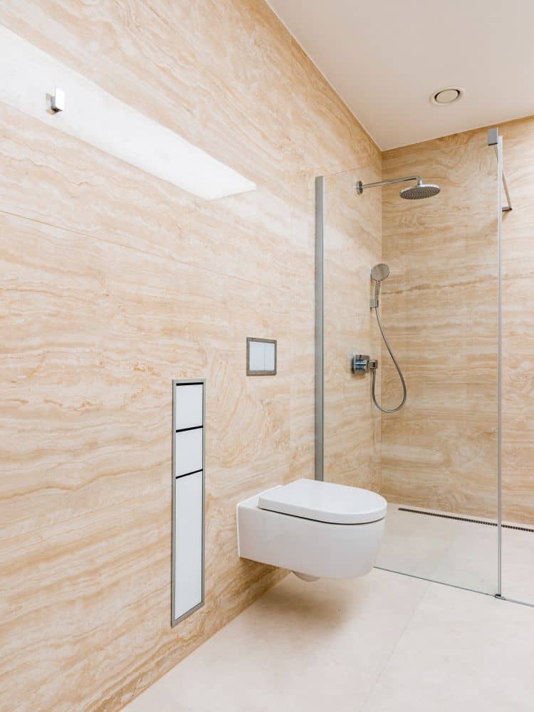 Návrh moderní koupelny v přírodním vzhledu – velké formáty, značková sanita i designové detaily 14
