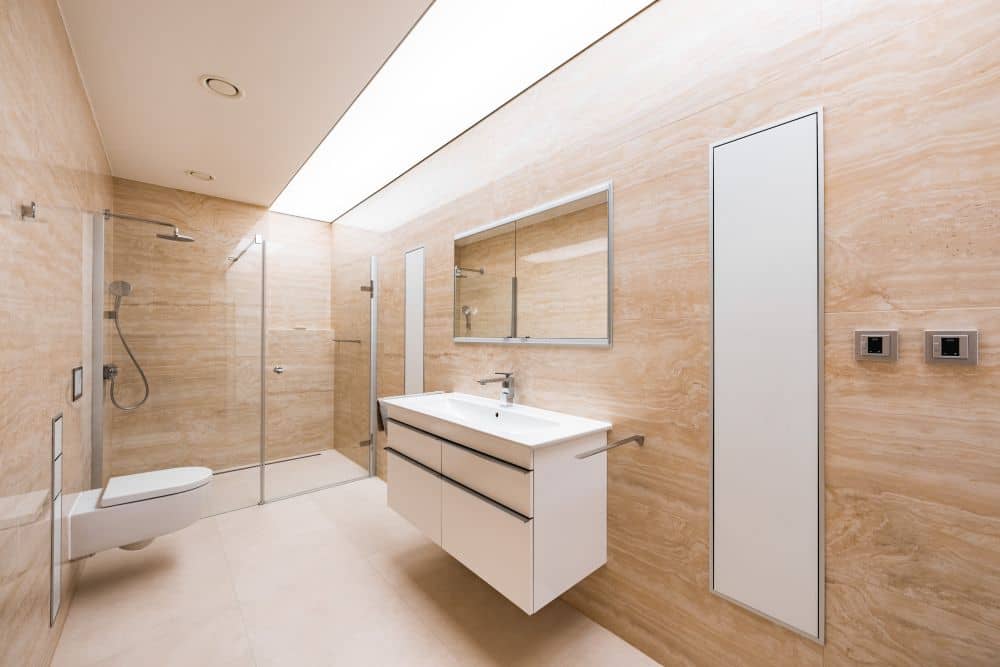 Návrh moderní koupelny v přírodním vzhledu – velké formáty, značková sanita i designové detaily 15