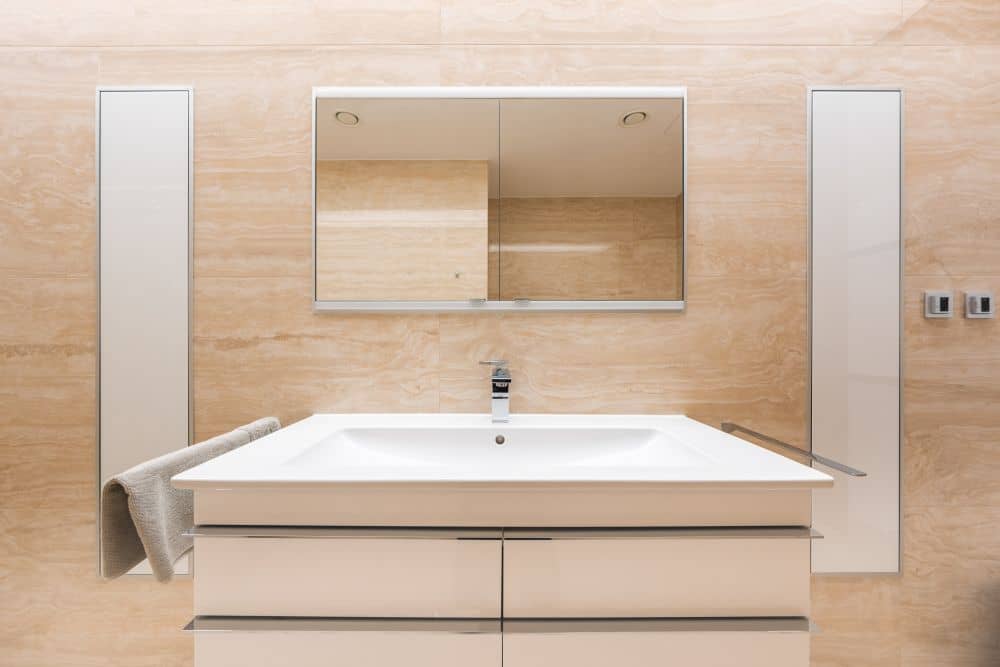 Návrh moderní koupelny v přírodním vzhledu – velké formáty, značková sanita i designové detaily 16