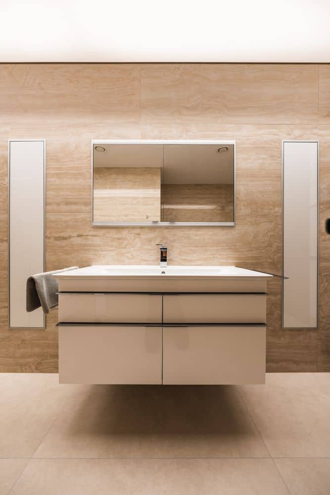 Návrh moderní koupelny v přírodním vzhledu – velké formáty, značková sanita i designové detaily 17