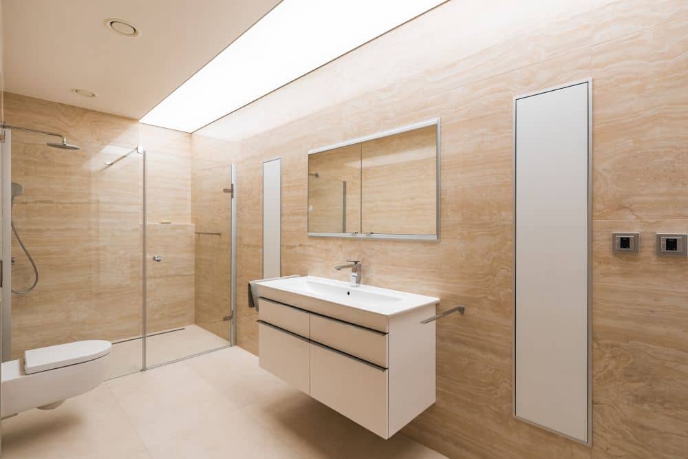 Návrh moderní koupelny v přírodním vzhledu – velké formáty, značková sanita i designové detaily 18