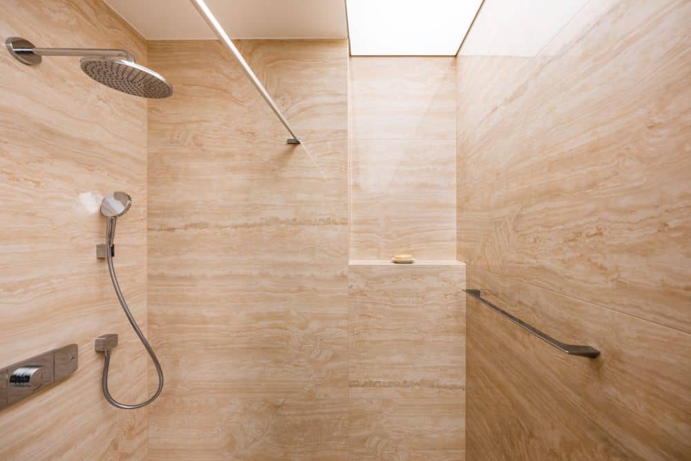 Návrh moderní koupelny v přírodním vzhledu – velké formáty, značková sanita i designové detaily 26