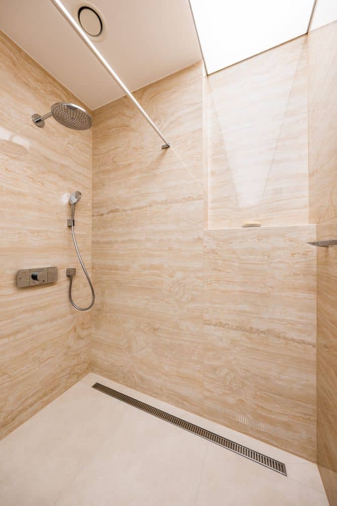 Návrh moderní koupelny v přírodním vzhledu – velké formáty, značková sanita i designové detaily 27