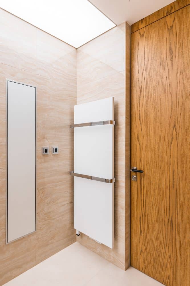 Návrh moderní koupelny v přírodním vzhledu – velké formáty, značková sanita i designové detaily 28