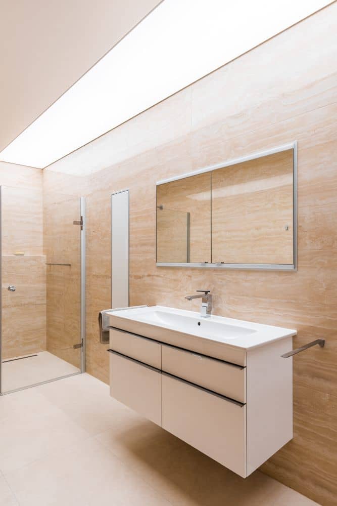 Návrh moderní koupelny v přírodním vzhledu – velké formáty, značková sanita i designové detaily 31