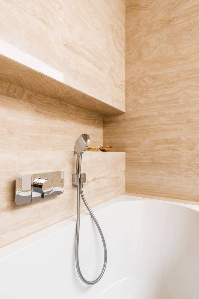 Návrh moderní koupelny v přírodním vzhledu – velké formáty, značková sanita i designové detaily 32
