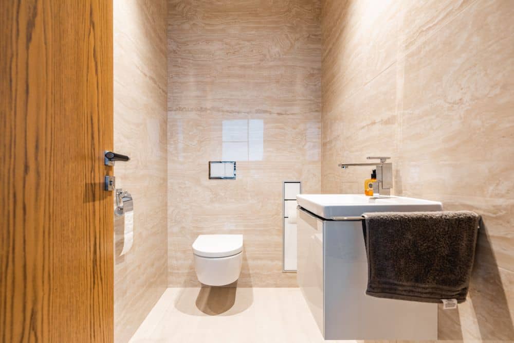 Návrh moderní koupelny v přírodním vzhledu – velké formáty, značková sanita i designové detaily 36