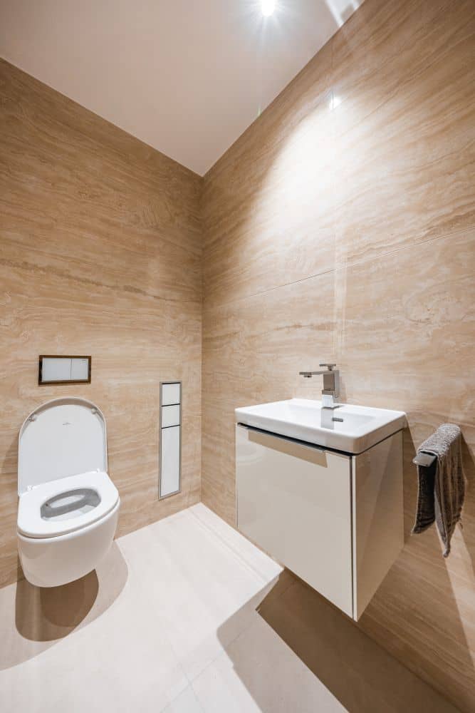 Návrh moderní koupelny v přírodním vzhledu – velké formáty, značková sanita i designové detaily 37