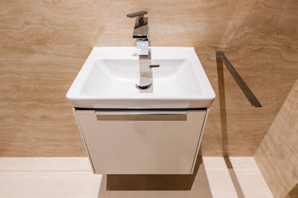 Návrh moderní koupelny v přírodním vzhledu – velké formáty, značková sanita i designové detaily 39
