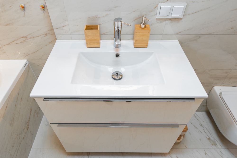 Návrh malé koupelny v jemných tónech: vana s nikou, mramorové obklady a designové topení 2