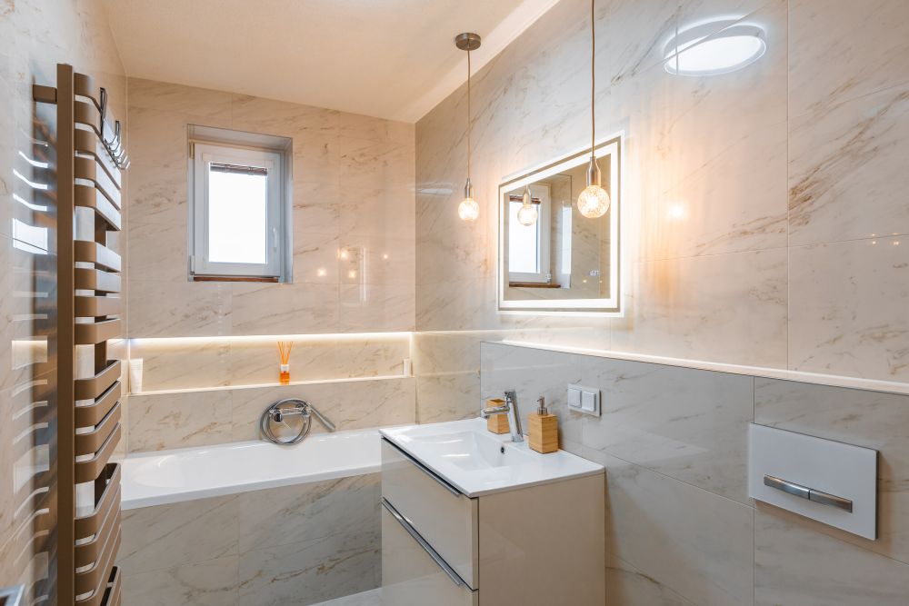 Návrh malé koupelny v jemných tónech: vana s nikou, mramorové obklady a designové topení 6