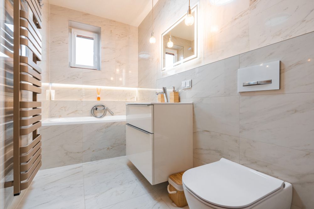 Návrh malé koupelny v jemných tónech: vana s nikou, mramorové obklady a designové topení 11