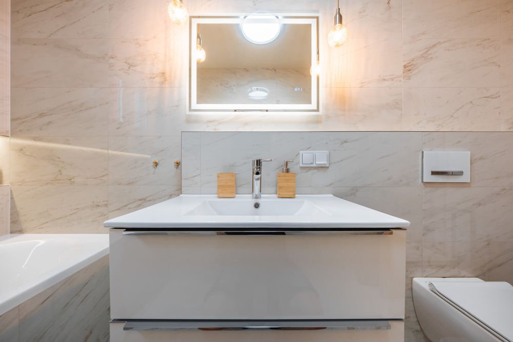 Návrh malé koupelny v jemných tónech: vana s nikou, mramorové obklady a designové topení 14