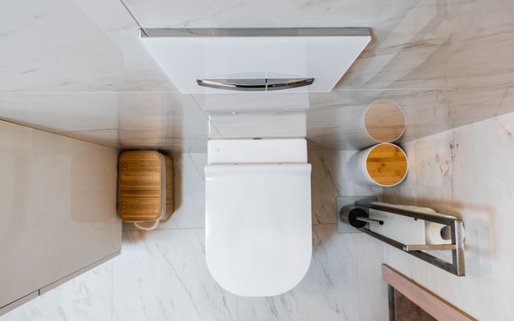 Návrh malé koupelny v jemných tónech: vana s nikou, mramorové obklady a designové topení 16