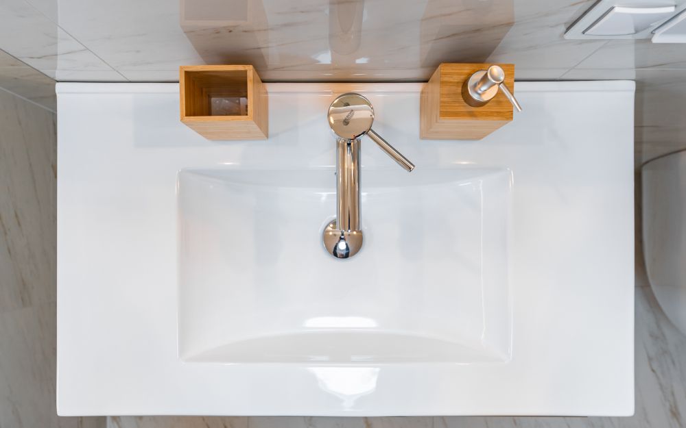 Návrh malé koupelny v jemných tónech: vana s nikou, mramorové obklady a designové topení 19
