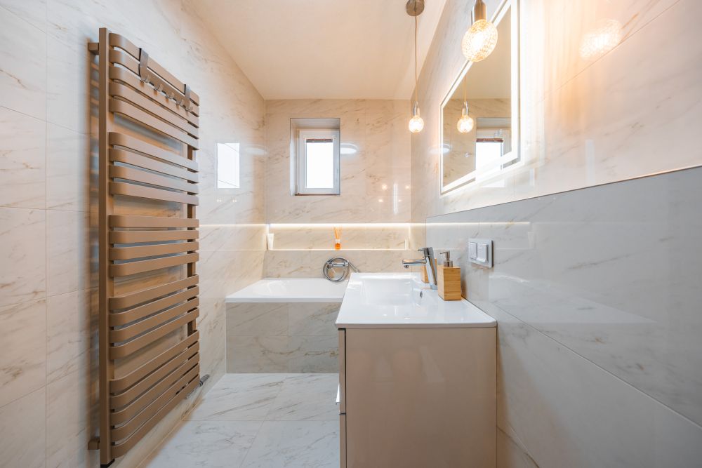 Návrh malé koupelny v jemných tónech: vana s nikou, mramorové obklady a designové topení 20