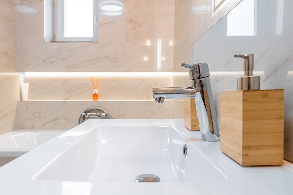 Návrh malé koupelny v jemných tónech: vana s nikou, mramorové obklady a designové topení 22