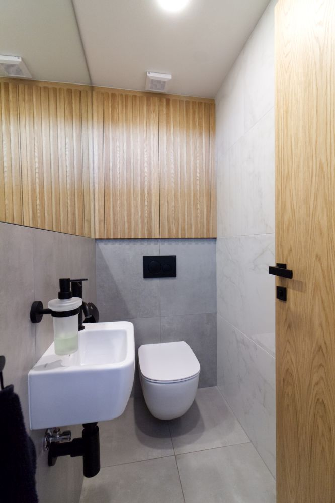 Realizace minimalistické koupelny – velkoformátové obklady a dlažba v dokonalých imitacích, asymetrická vana i sprcha bez vaničky 1