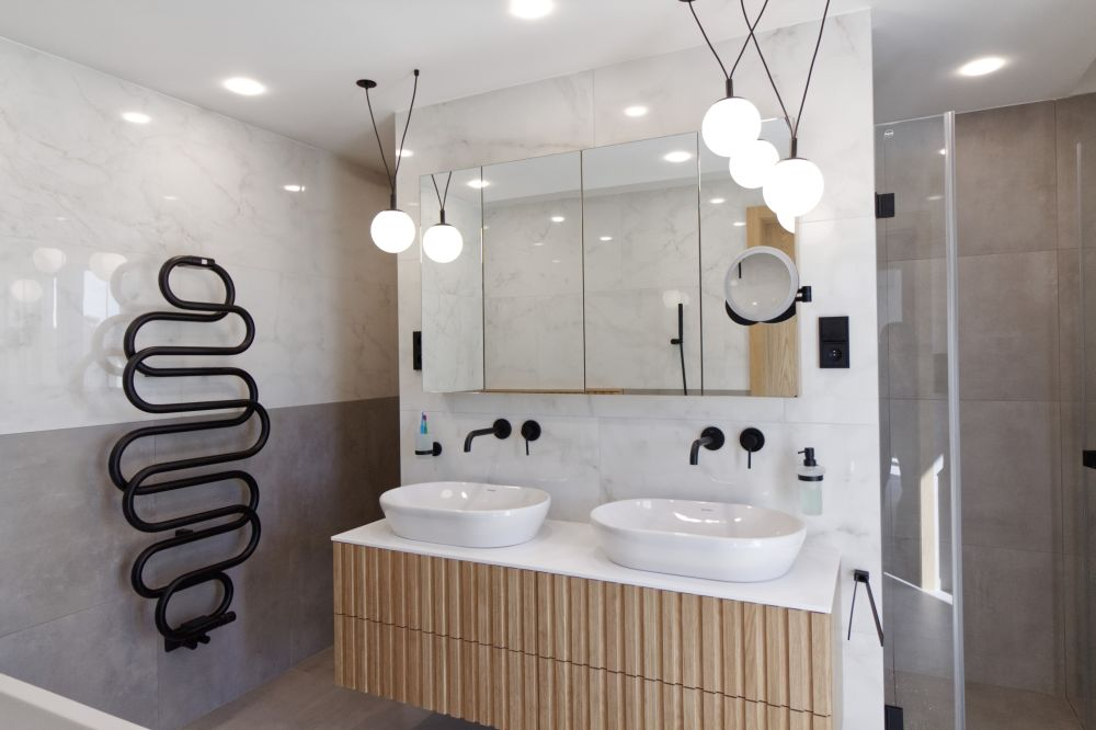 Realizace minimalistické koupelny – velkoformátové obklady a dlažba v dokonalých imitacích, asymetrická vana i sprcha bez vaničky 3