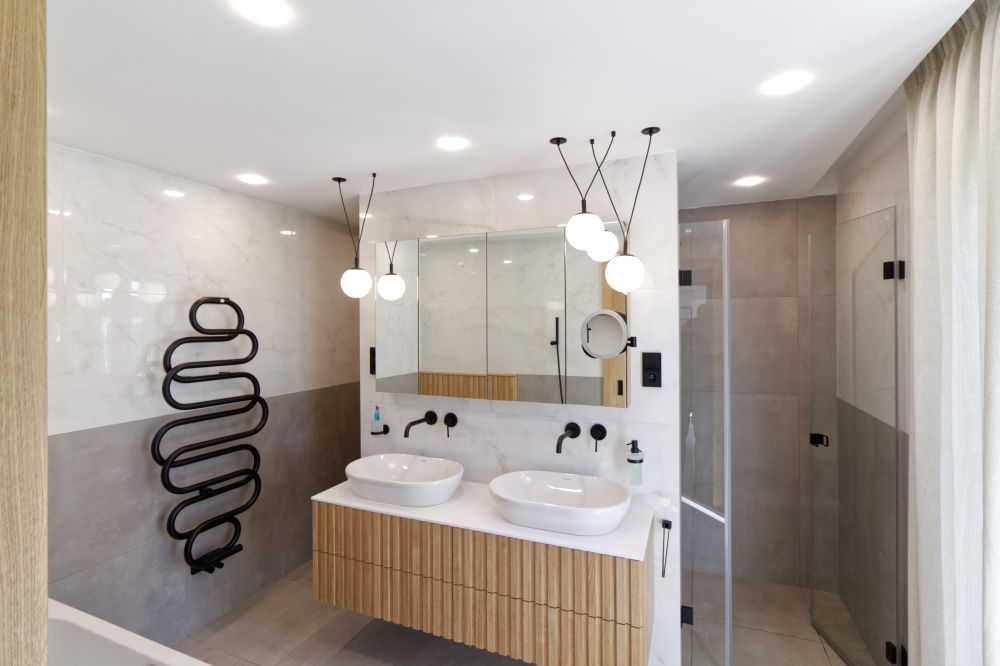 Realizace minimalistické koupelny – velkoformátové obklady a dlažba v dokonalých imitacích, asymetrická vana i sprcha bez vaničky 7