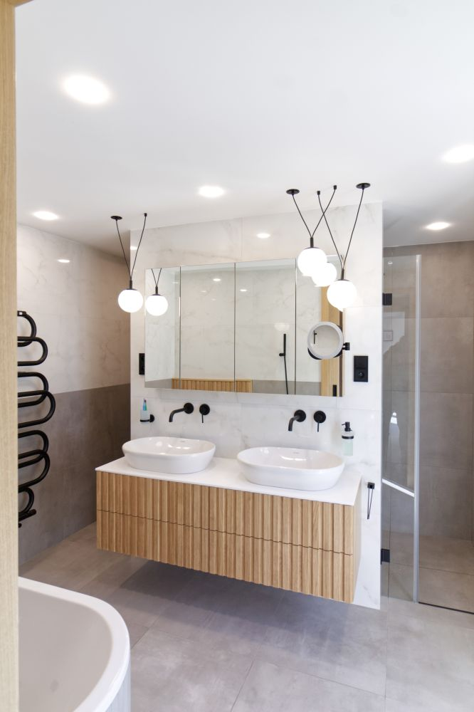 Realizace minimalistické koupelny – velkoformátové obklady a dlažba v dokonalých imitacích, asymetrická vana i sprcha bez vaničky 8