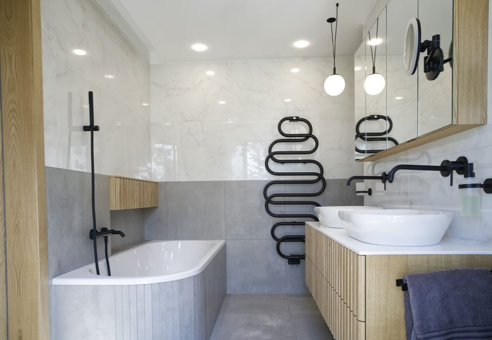 Realizace minimalistické koupelny – velkoformátové obklady a dlažba v dokonalých imitacích, asymetrická vana i sprcha bez vaničky 9